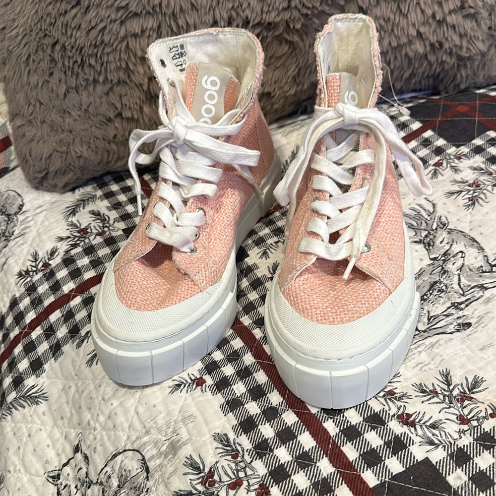 New Women’s Good News high tops size 9